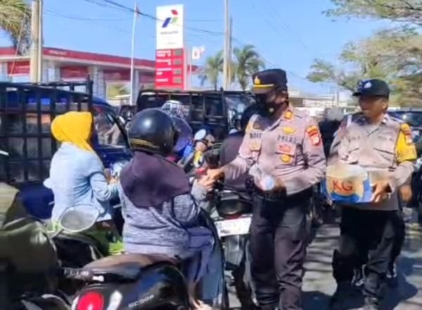 Kapolsek Arungkeke Bagi Air Gratis Saat Warga Antre BBM di SPBU Bulo-bulo