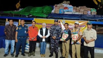 TNI AL dan Pemkab Mamuju Salurkan 53 Ton Air Bersih ke Balabalakang