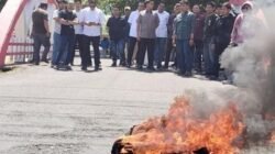 Demo Aliansi Rakyat Takalar Menggugat Lumpuhkan Jalan Trans Sulawesi