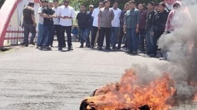 Demo Aliansi Rakyat Takalar Menggugat Lumpuhkan Jalan Trans Sulawesi