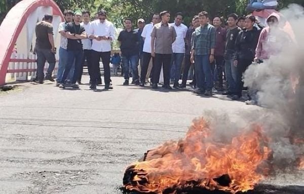 Demo Aliansi Rakyat Takalar Menggugat Lumpuhkan Jalan Trans Sulawesi
