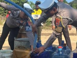 Krisis Air di Saluleang, Polantas Polda Sulbar Salurkan 10 Ribu Liter Air Bersih