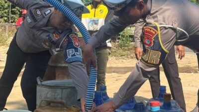 Krisis Air di Saluleang, Polantas Polda Sulbar Salurkan 10 Ribu Liter Air Bersih