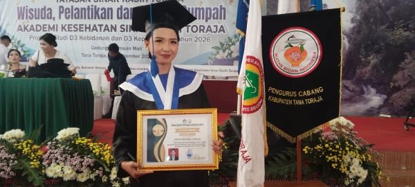 Kisah Inspiratif Mutiara, Lulusan Terbaik Wisuda Keperawatan Akademi Kesehatan Sinar Kasih Toraja 