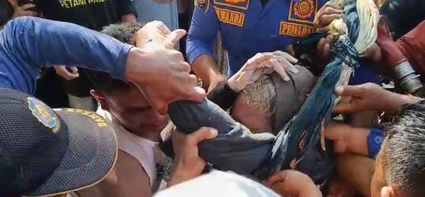 Sempat Hilang, Lansia Ditemukan Selamat Dalam Sumur di Takalar