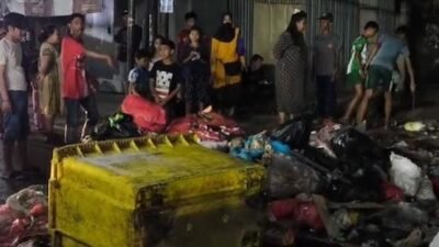 Sampah Tak Diangkut Sepekan, Warga Bonto-Bontoa Gowa Blokade Jalan