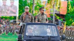 Naik Mobil Listrik JIPAND, Gubernur Sulsel Tinjau Pasukan Satpol PP di Wajo