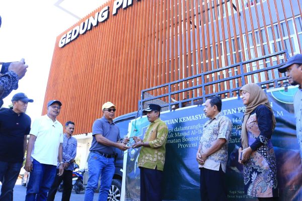 Bupati Bulukumba Serahkan Sapi Kurban Bantuan Presiden RI Seharga Rp77 Juta