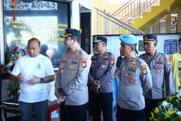 Kapolrestabes Makassar Tinjau Pengamanan Vihara Saat Perayaan Waisak 2025
