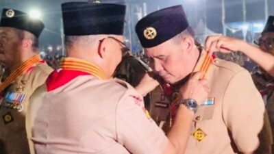 Muetazim Mansyur Terima Lencana Melati atas Dedikasi di Pramuka
