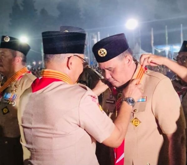 Muetazim Mansyur Terima Lencana Melati atas Dedikasi di Pramuka