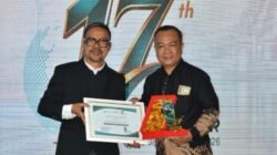 Kamaruddin Azis Raih Penghargaan Tokoh NGO Sulsel dari KabarMakassar