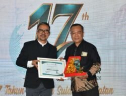 Kamaruddin Azis Raih Penghargaan Tokoh NGO Sulsel dari KabarMakassar