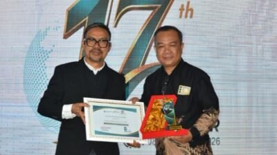 Kamaruddin Azis Raih Penghargaan Tokoh NGO Sulsel dari KabarMakassar