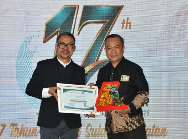 Kamaruddin Azis Raih Penghargaan Tokoh NGO Sulsel dari KabarMakassar
