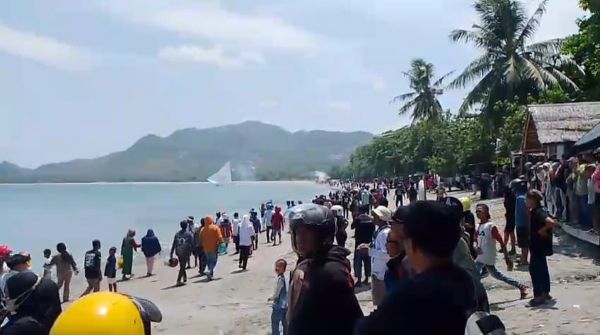 55 Perahu Sandeq Disambut Sorak Sorai Warga di Pantai Pamboang Majene