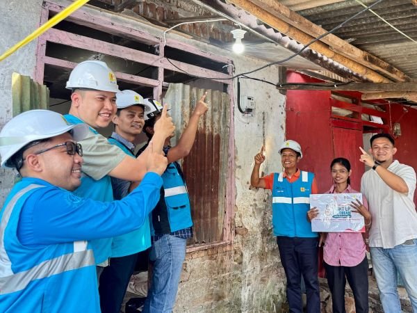 PLN UID Sulselrabar Rayakan HUT RI dengan Penyambungan Listrik Gratis untuk 216 Warga