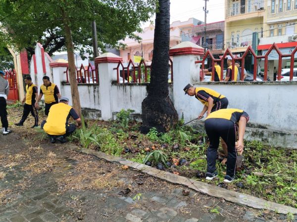 HUT Bhayangkara ke-79, Polres Jeneponto Gelar Aksi Bersih di TMP Karisa