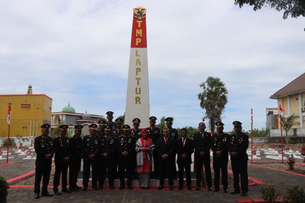 Kenang Jasa Pahlawan, Kapolres Jeneponto bersama Muspida Ziarah Kubur ke TMP Karisa