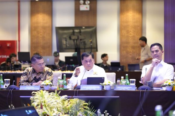 Komisi VI DPR Minta Pelindo Tertibkan Pedagang Asongan di Kapal