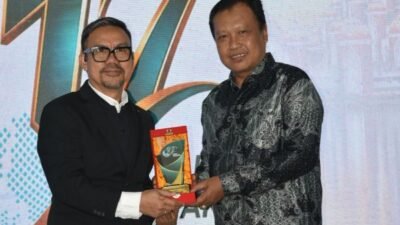 KabarMakassar Berikan Penghargaan Tokoh Muda Profesional kepada Komisaris PT Telkom Akses Arry