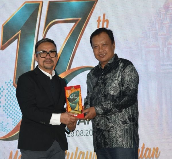 KabarMakassar Berikan Penghargaan Tokoh Muda Profesional kepada Komisaris PT Telkom Akses Arry