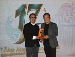 Hamzah Ahmad Raih Penghargaan Tokoh Profesional dari KabarMakassar