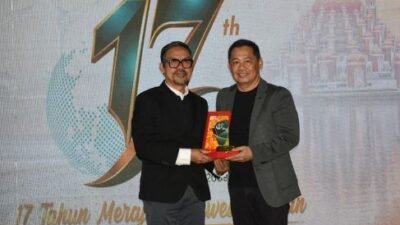 Hamzah Ahmad Raih Penghargaan Tokoh Profesional dari KabarMakassar