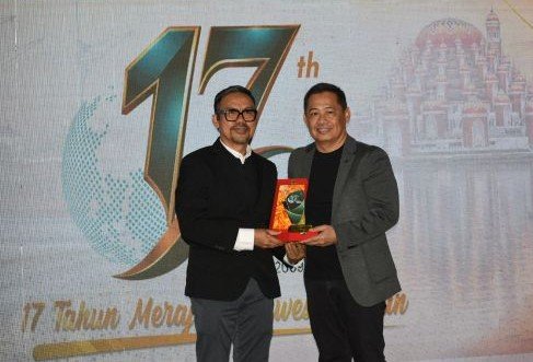 Hamzah Ahmad Raih Penghargaan Tokoh Profesional dari KabarMakassar