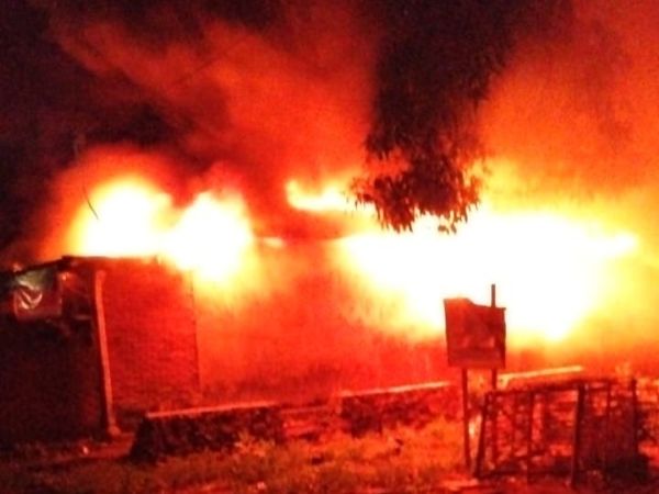 Diduga Korsleting Listrik, 2 Rumah Panggung di Galesong Selatan Terbakar