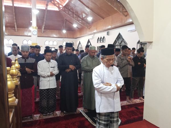 Polres bersama Warga Majene Gelar Salat Gaib dan Doa Bersama