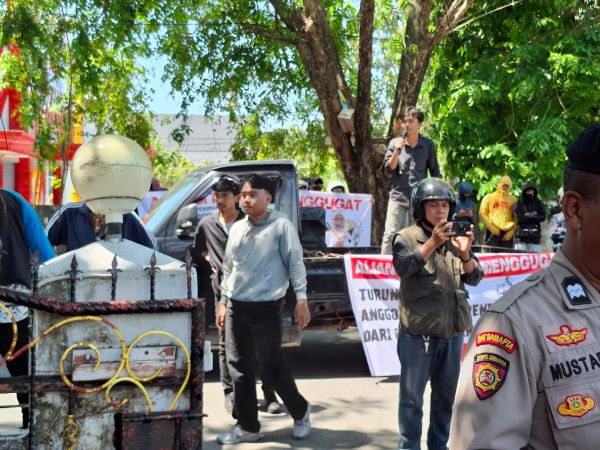 Legislator Takalar Diduga Tipu Warga Rp1 Miliar, Kantor DPRD Dikepung Demonstran