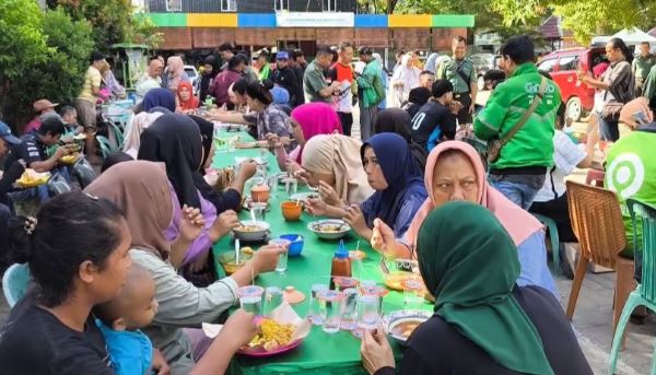 Ratusan Warga Antusias Sambut Warung Makan Gratis TNI di Panaikang