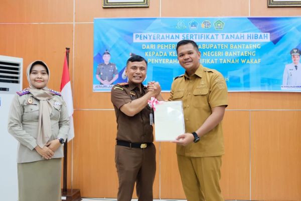 Tingkatan Kepastian Lahan, Bupati Bantaeng Serahkan Sertifikat Tanah Hibah ke Kajari