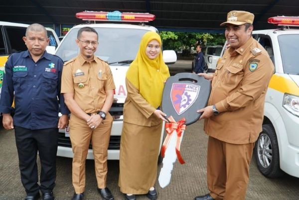 Perkuat Layanan Medis, Pemkab Maros Salurkan 11 Ambulans ke Fasilitas Kesehatan