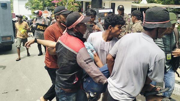 Aksi Tolak Tambang di Mamuju Diwarnai Insiden, Demonstran Alami Cedera
