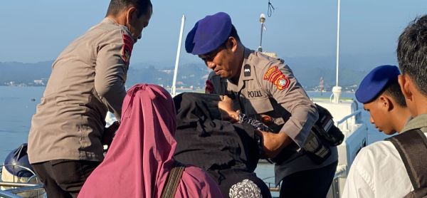 Satpolair Polresta Mamuju Antar Jemput Warga Karampuang untuk Pelayanan Kesehatan Gratis