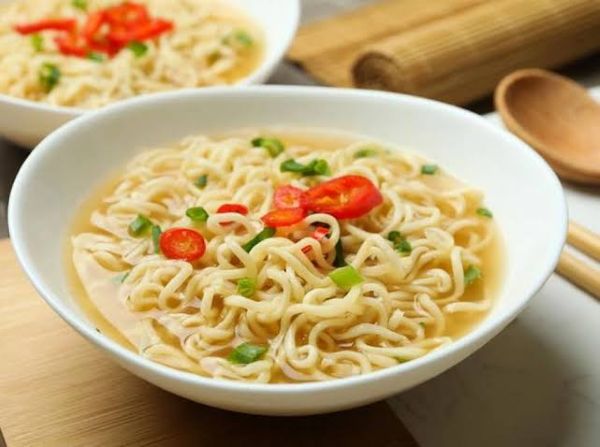 Ahli Gizi IPB Peringatkan Risiko Kebiasaan Makan Mi Campur Nasi