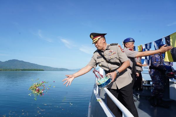 HUT Bhayangkara ke-79, Polda Sulbar Gelar Upacara Tabur Bunga di Laut Mamuju