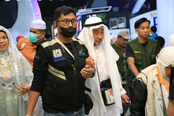 Jemaah Haji Kloter 17 Embarkasi Makassar Tiba di Tanah Air