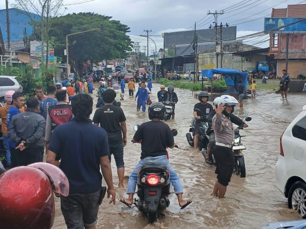 Banjir Rendam Jalan Poros Bulukumba, Polisi Evakuasi Kendaraan Terjebak