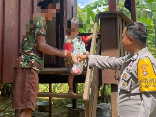 Polisi Salurkan Daging Segar kepada Warga Kurang Mampu di Desa Salletto