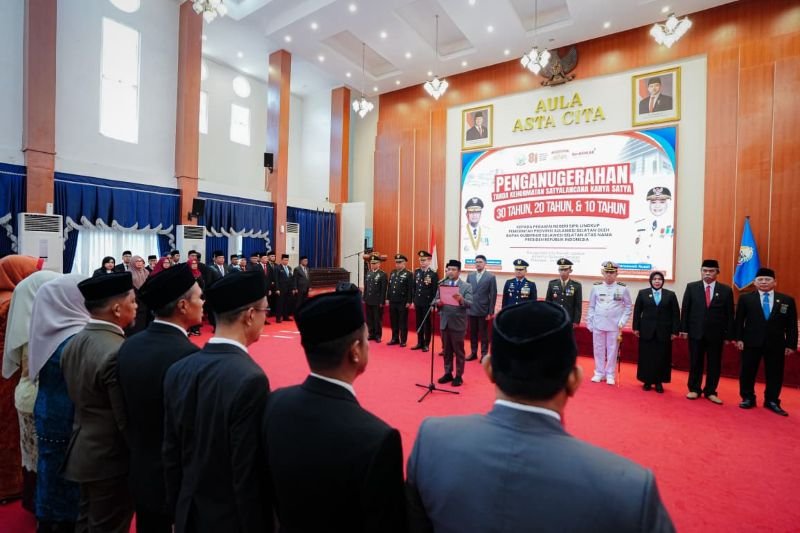 Pengabdian hingga 30 Tahun, Gubernur Sulsel Sematkan Satyalencana kepada 398 PNS