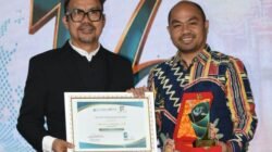 KabarMakassar Anugerahi Appi Kepala Daerah Inovatif Lewat Program Pilah Sampah