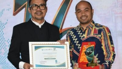 KabarMakassar Anugerahi Appi Kepala Daerah Inovatif Lewat Program Pilah Sampah