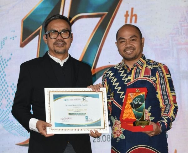 KabarMakassar Anugerahi Appi Kepala Daerah Inovatif Lewat Program Pilah Sampah