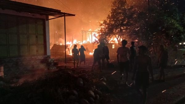 Diduga Korsleting Listrik, Tiga Rumah Warga di Jeneponto Hangus Terbakar