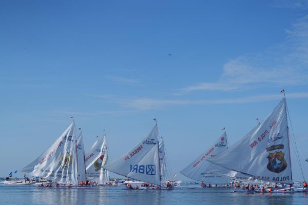 Sandeq Silumba 2025 Resmi Dimulai, 55 Perahu Berlayar di Perairan Sulbar