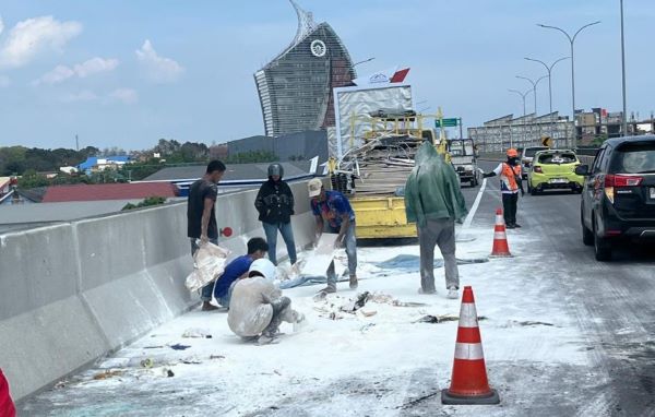 Ban Pecah, Truk Pengangkut Semen Terguling di Jalan Tol Makassar
