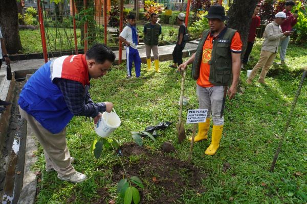 Peringati Hari Bumi, Pertamina FT Parepare Tanam Pohon Endemik di Kebun Raya Jompie